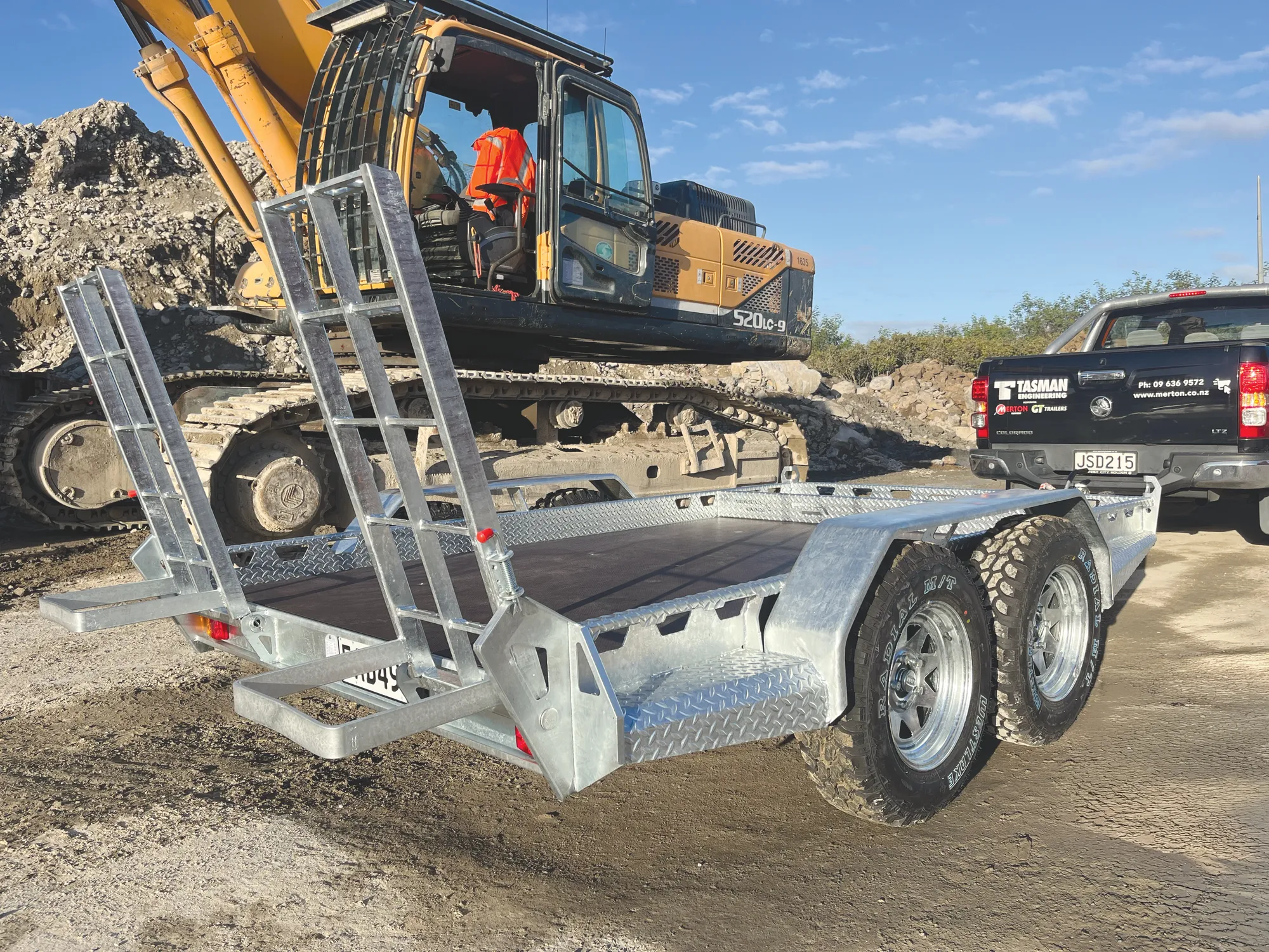 Digger trailer slam shut ramps